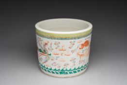 A Chinese famille rose 'dragon and phoenix' scroll pot, 19th C.