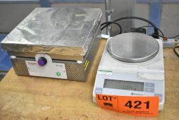 LOT/ THERMO SCIENTIFIC TYPE 2200 HOT PLATE WITH 400 DEG. C. MAX. TEMP, O'HAUS ADVENTURER 510G CAP.