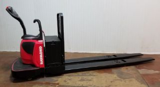 RAYMOND (2014) 8410-80-96 8,000 LB. CAPACITY 24V RIDE-ON ELECTRIC PALLET TRUCK WITH 5,422 HOURS (
