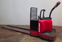 RAYMOND (2011) 8400-96-80 8,000 LB. CAPACITY 24V RIDE-ON ELECTRIC PALLET TRUCK WITH 4,599 HOURS (