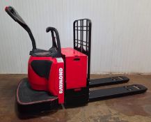 RAYMOND (2018) 8410-48-60 6,000 LB. CAPACITY 24V RIDE-ON ELECTRIC PALLET TRUCK WITH 4,371 HOURS (