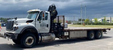 INTERNATIONAL (2015) 7600 SBA 6X4 TANDEM-AXLE FLAT DECK CRANE TRUCK WITH NAVISTAR A390 12.4L 6-