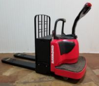 RAYMOND (2013) 8410-60-48 6,000 LB. CAPACITY 24V RIDE-ON ELECTRIC PALLET TRUCK WITH 3,789 HOURS (