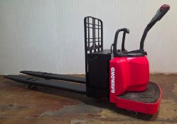 RAYMOND (2010) 8400-96-80 8,000 LB. CAPACITY 24V RIDE-ON ELECTRIC PALLET TRUCK WITH 8,532 HOURS (