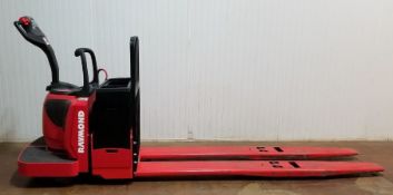RAYMOND (2014) 8410-60-96 6,000 LB. CAPACITY 24V RIDE-ON ELECTRIC PALLET TRUCK WITH 8,896 HOURS (