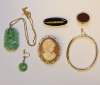 Collection of jewellery including a cameo brooch in an open scrollwork yellow metal mount, 5cm high,