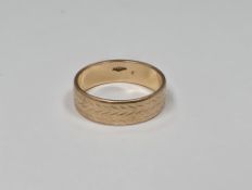 Yellow metal wedding band with engraved decoration, stamped 75, ring size M½, approx total weight