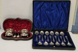 Cased Victorian silver pair of salts and salt spoons, Birmingham 1892, Hilliard & Thomason, the