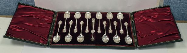 Victorian cased set of 12 silver teaspoons and matching sugar tongs, Sheffield 1896, Walker &