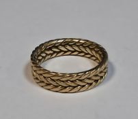 18ct yellow gold wedding band with a ropetwist effect, size M½, approx weight 5.2g