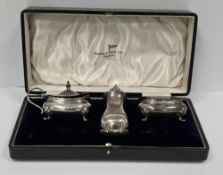 George V silver cased three-piece cruet set, Birmingham 1926, Walker & Hall, each piece of plain
