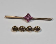 9ct yellow gold bar brooch set with a pink faceted glass stone, 6.2cm long, approx weight 3.2g and a