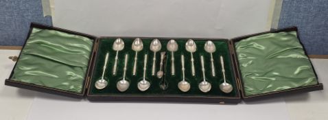 Victorian silver set of 12 teaspoons and sugar tongs, Sheffield 1899, Walker & Hall, having ringed