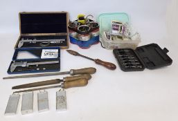 Mixed lot of tools including a wooden cased Susono Etalon Vernier calipers and a micrometer, cased