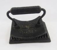 Mid to late 19th century 'Geneva Hand Fluter' in cast iron with base, 14.5cm x 9cm