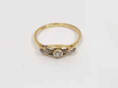 Antique 18ct gold and diamond ring set central collet-set diamond flanked by small diamonds to the