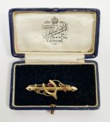 9ct gold wishbone and pink stone bar brooch with trailing ivy decoration, 1.3g approx, cased