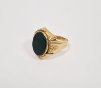 Victorian 15ct gold and bloodstone ring, oval with engraved shoulders, hallmarked Birmingham 1899