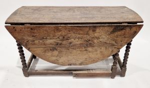 17th/18th century oak and elm gateleg table of oval form with bobbin and block supports united by