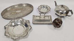 Quantity of silver plate to include an oak biscuit barrel with silver plated mounts, a silver plated