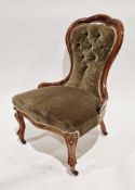 Victorian walnut-framed buttonback salon chair with green velvet upholstery, on carved scrolling
