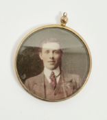Glazed pendant with two coloured photographs of a man and woman, set in 9ct gold mount