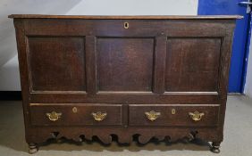 18th century oak mule chest, the rectangular hinged lid with thumbmoulded top, opening to an empty