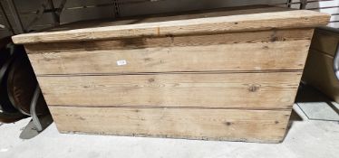 Large pine blanket box, 52cm high x 111cm wide x 52cm deep