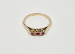 18ct gold ring set three red stones, possibly rubies, 2g total approx