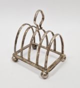 Silver mug by Charles S Green & Co Ltd, Birmingham 1978 of squat circular design with stylised