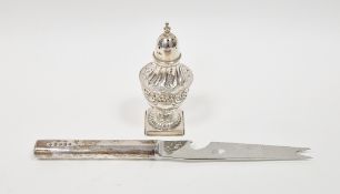 Victorian silver pepperette, hallmarked London, 1898, with repousse body, gadrooned foot and