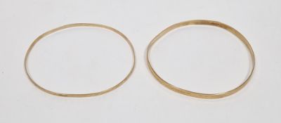 9ct gold bangle with diamond cut decoration and another similar 9ct gold bangle, total weight 8g