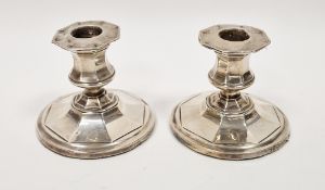 Pair of Edward VII Mappin & Webb dwarf table candlesticks, each with octagonal sconce, hallmarked