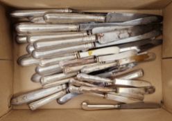 Set of 12 Victorian silver-handled table knives by Francis Higgins, London 1849, the handle