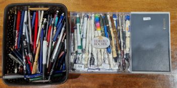 Collection of pens including two Conway Stewart fountain pens with 14ct gold nibs, Conway Stewart