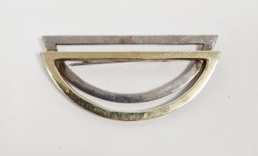 Modernist bi-coloured brooch formed from two joined semi-circles, one of the bars stamped 585 and