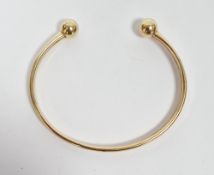 9ct gold bangle with ball terminals, 4.9g approx