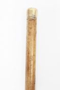 Early 20th century gold-mounted walking cane, circa 1909, the malacca shaft capped in 18ct gold