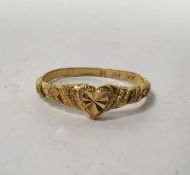 22ct yellow gold ring, the head in the form of a heart with faceted design, textured shoulders, size