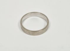 18ct white gold wedding band with textured decoration, finger size M, 3g approx