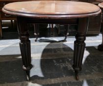 Victorian mahogany oval wind-out extending dining table, the top with moulded edge, on turned fluted