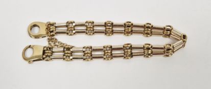 Bi-colour 9ct gold bracelet formed of yellow gold oval links and white gold cylindrical links, 18.5g