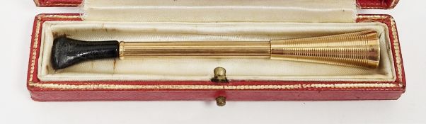 9ct gold cheroot holder of typical trumpet form with banded decoration and bakelite mouthpiece, 9.