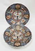 Pair of large Japanese imari chargers, Edo period, decorated in underglaze blue, red, green