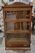 Late 19th/early 20th century oak Globe Wernicke-style sectional library bookcase, the upper