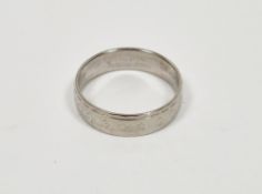 18ct white gold wedding band with engraved decoration, finger size N, 3.8g approx