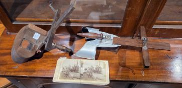 Early 20th century stereoscopic viewers together with ten stereoscope cards, Boer View including