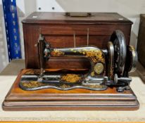 Late 19th/early 20th century Singer sewing machine stamped 2121375, in a mahogany case