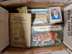 Small quantity of vintage cigarette cards and football cards (1 box)
