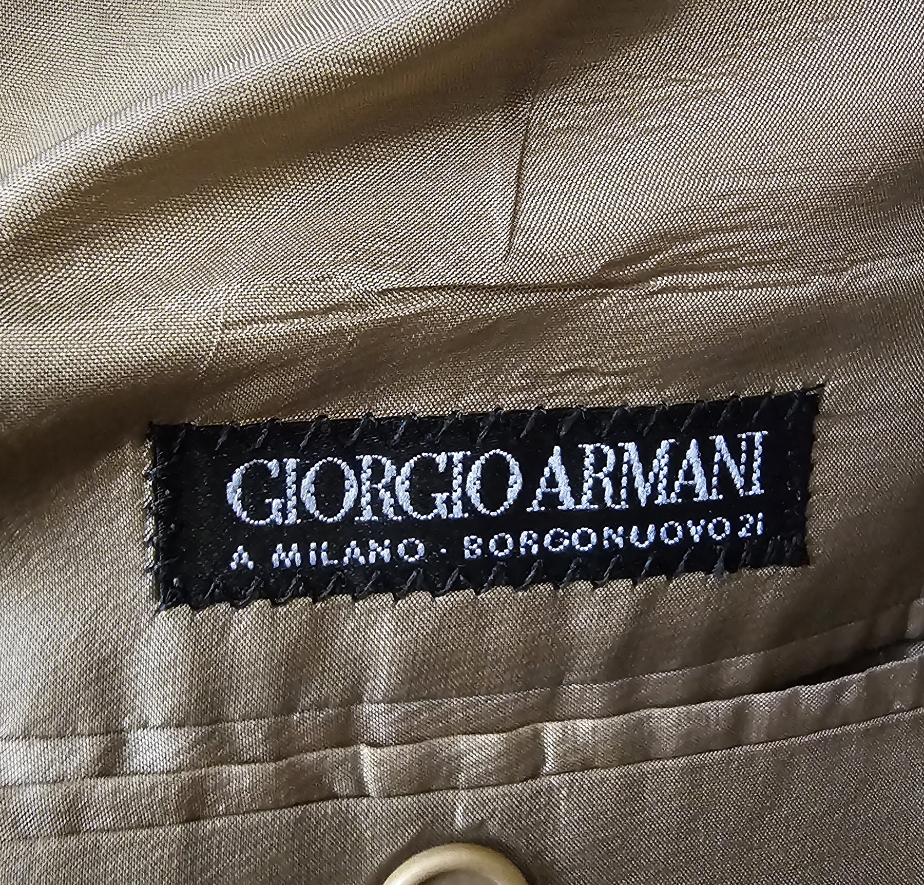 A lightweight linen gent's suit labelled Luiggi Diffusion, 40-42", a silk patterned jacket - Image 3 of 5